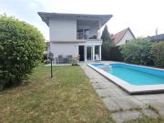 2 Einfamilienhäuser mit Carport und Pool in zentraler...