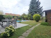 Zwei Einfamilienhäuser mit Carport und Pool in zentraler...