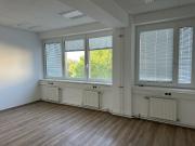 Zwei zentral begehbare, klimatisierte Büros mit neuen...