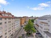 Zwei Zimmer, ein Himmel – Dachwohnung mit Sonnenplatz...