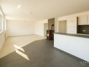 Zweifamilienhaus mit einer Halle und zwei Garagen in...