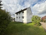 Zweifamilienhaus mit Garten und zwei Garagen