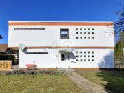 Zweifamilienhaus mit schönem Garten und Garagen in guter...