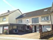 Zweifamilienhaus mit sonnigen Freisitzen, Garage,...