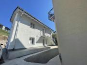 Zweifamilienhaus mit zwei Studios mit zwei Parkplätzen...